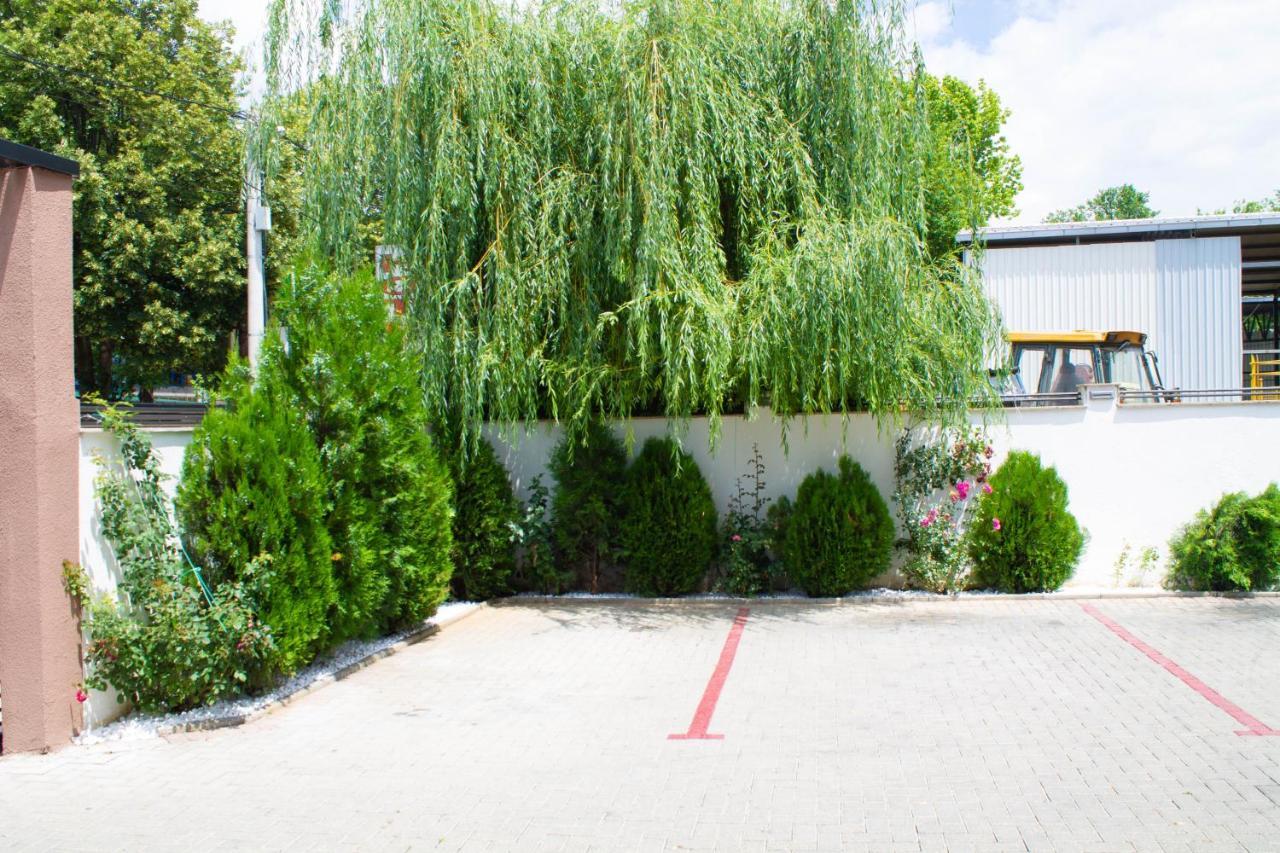 Hotel Living Suto Orizari Εξωτερικό φωτογραφία