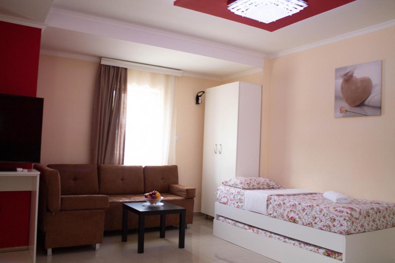 Hotel Living Suto Orizari Εξωτερικό φωτογραφία