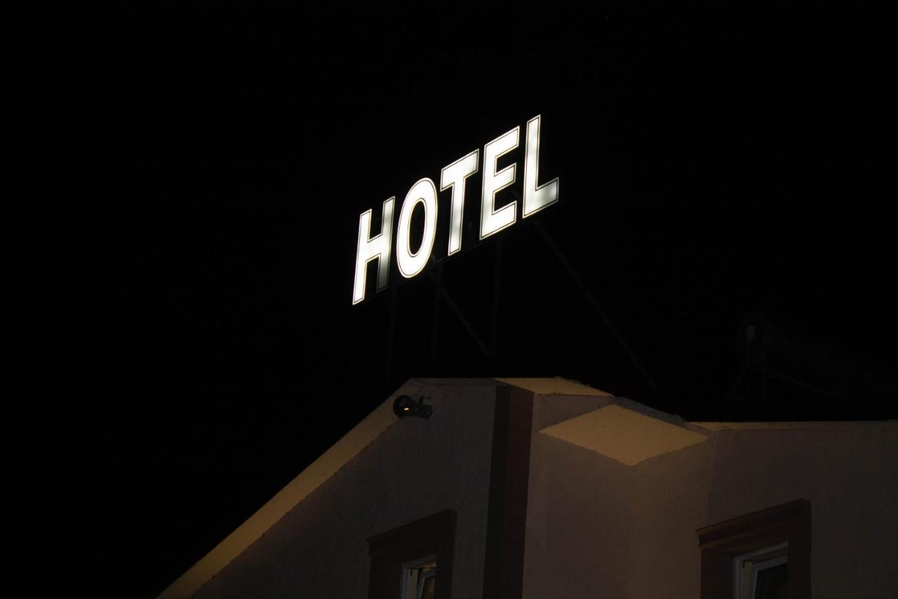 Hotel Living Suto Orizari Εξωτερικό φωτογραφία